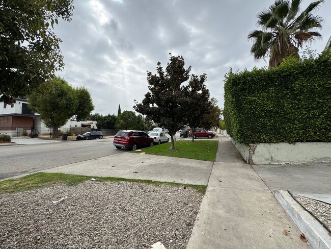 Building Photo - Large centrally located unit with shared yard