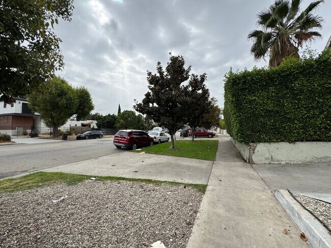 Foto del edificio - Large centrally located unit with shared yard