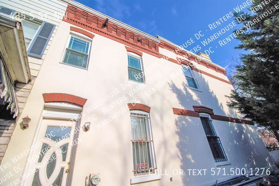 Primary Photo - Big, beautiful 3Bd/1.5 Bth home in heart o...