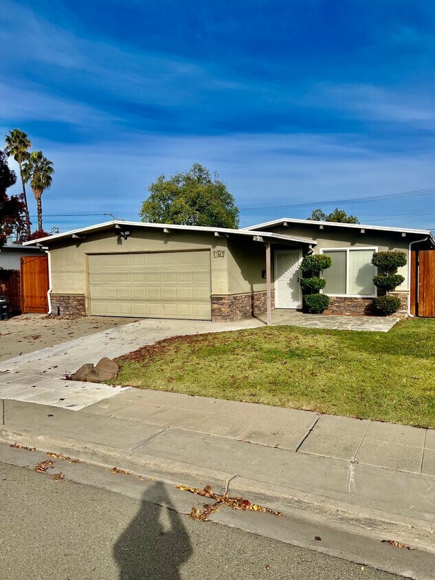Foto principal - Beautiful Single-Family Home Near Downtown...