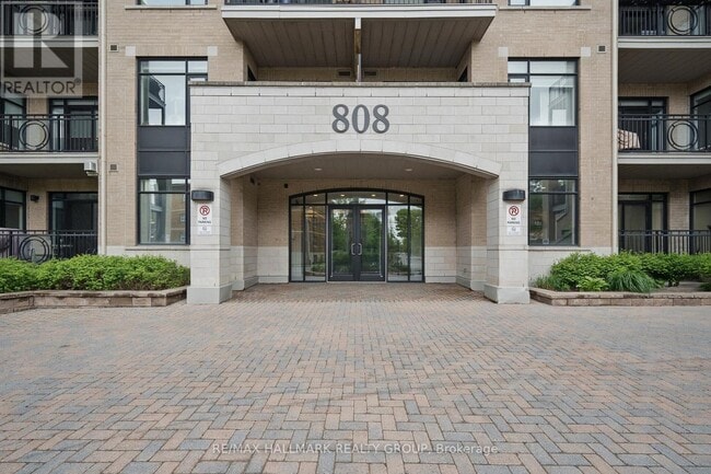 Photo du bâtiment - 808 Bronson Ave