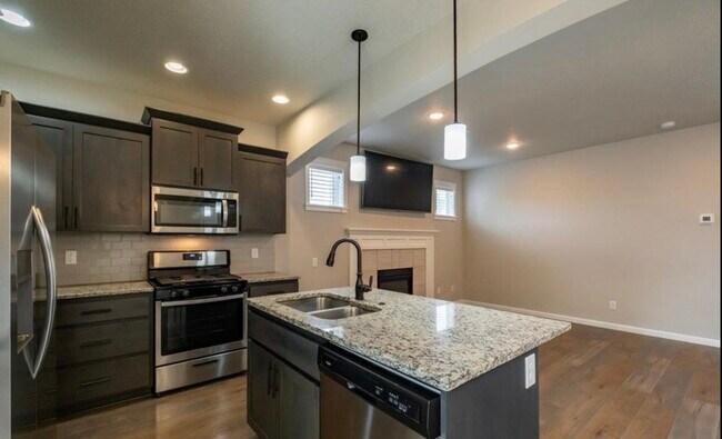 Foto del edificio - 4164 Sagecrest Dr NE