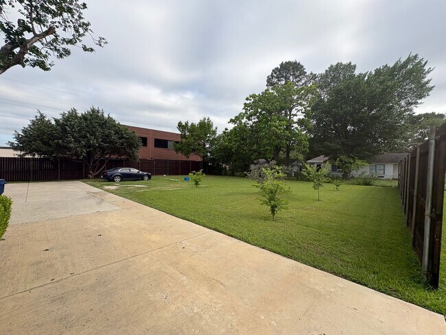 Building Photo - 1618 Bruce Dr