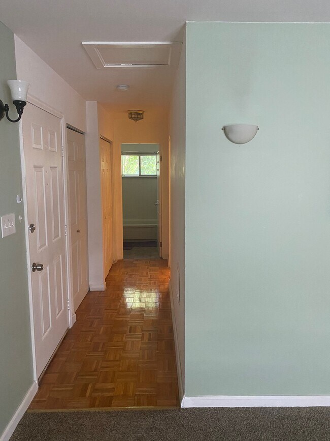 Building Photo - 306 E Furman Dr