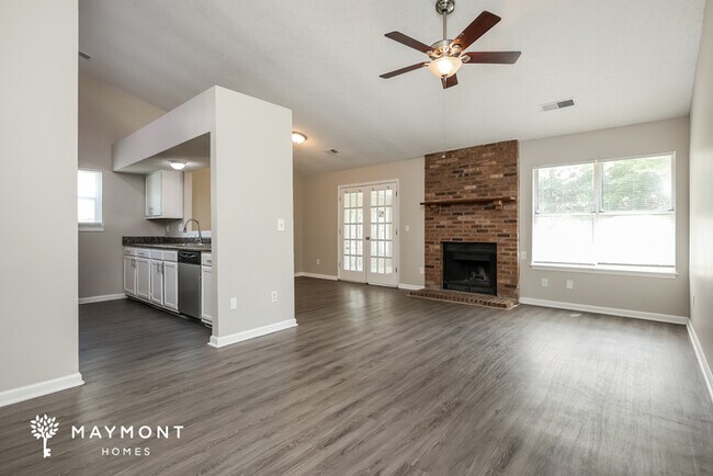 Foto del edificio - Charming 3-Bedroom Goose Creek Home with Sunroom
