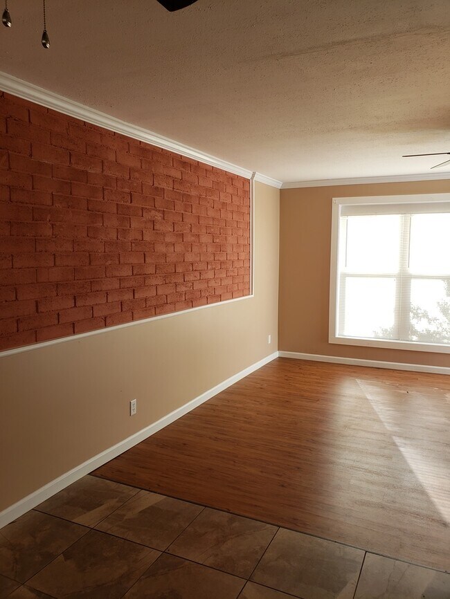 Building Photo - Fantastic One Bedroom Apartment in Lowe Mill