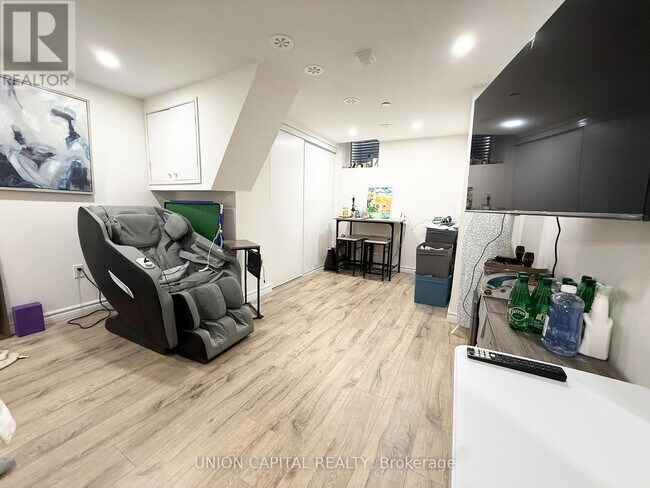 Photo du bâtiment - 3079 Pharmacy Ave