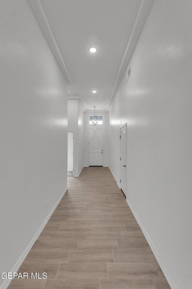 Foto del edificio - 15164 Ambition Ave