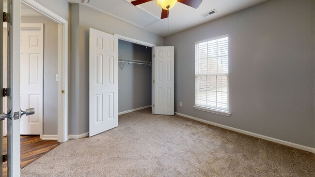 Foto del edificio - 16100 Sunninghill Park Rd