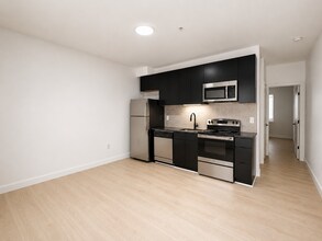 Building Photo - 3003 W Glenwood Ave