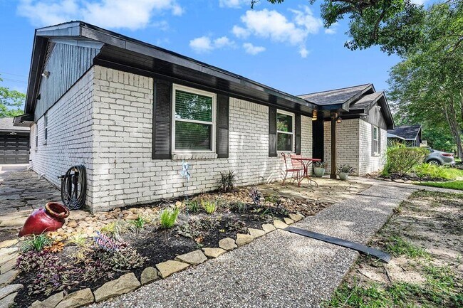 Building Photo - 1602 Loch Lake Dr