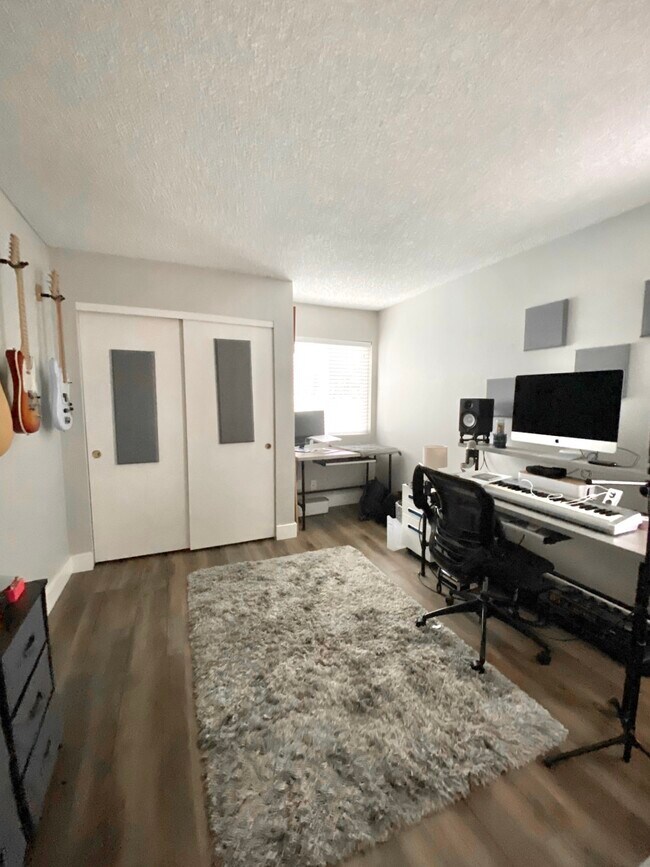 Building Photo - 2740 Lakeview Dr