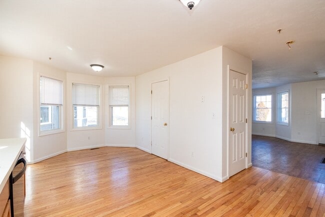 Building Photo - 19 Oakwood St