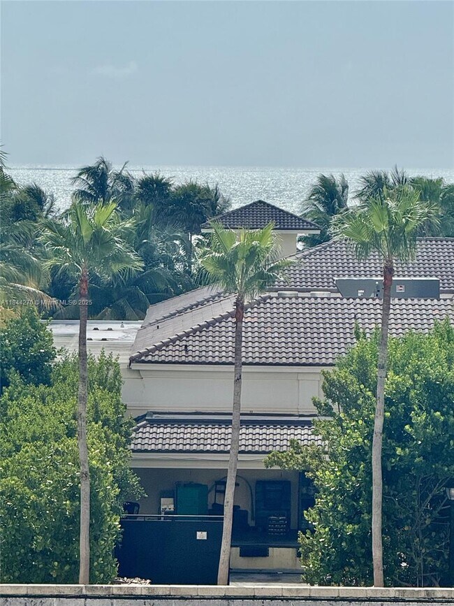 Foto del edificio - 785 Crandon Blvd