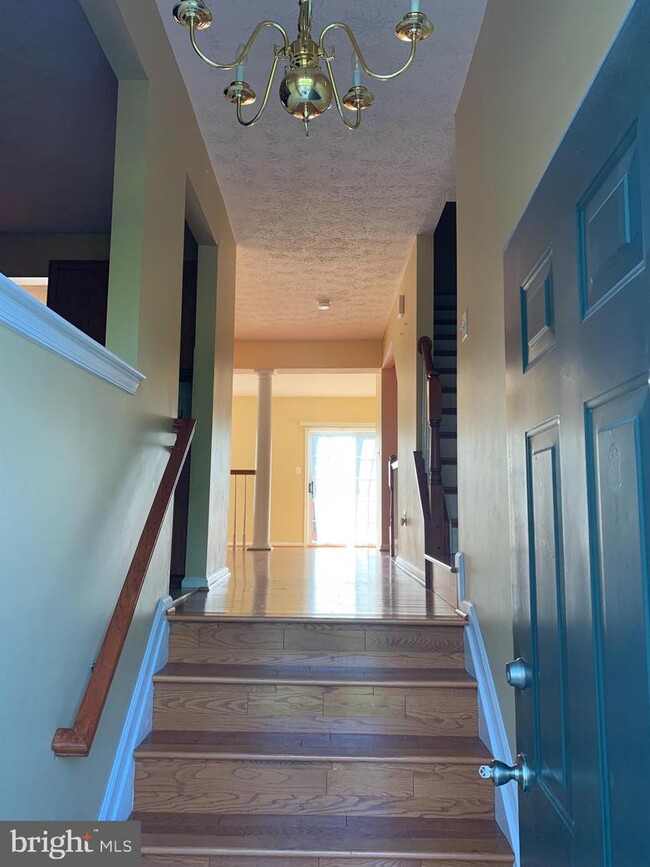 Building Photo - 8833 Hawthorne Ct