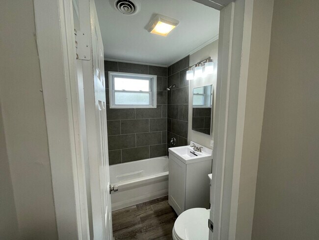 Building Photo - 334 Nokomis St