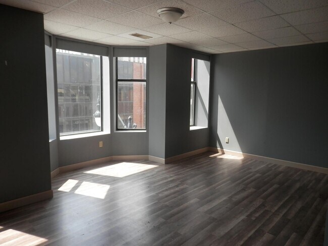Building Photo - 631 E Washington St