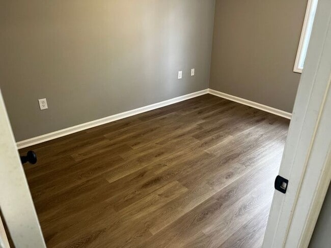 Building Photo - *NEWLY RENOVATED* 3 Bedroom Townhouse in D...