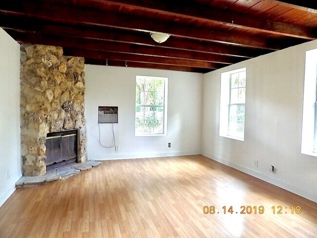 Foto del edificio - 2 bedroom, 1 bath in Daytona with bonus room