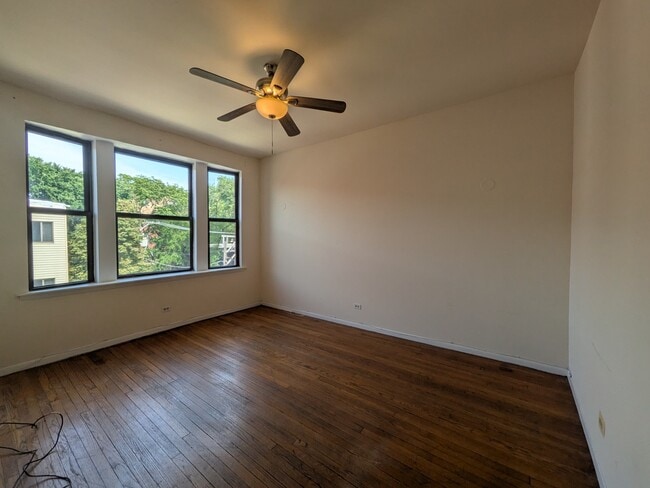 Building Photo - 3147 W Medill Ave