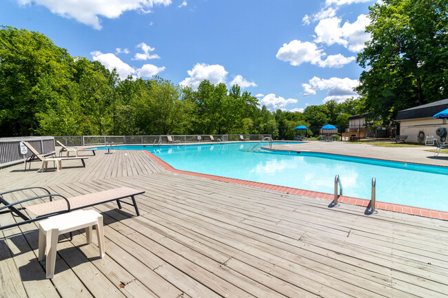 Building Photo - Cloverleaf Lake Townhouse Apartments