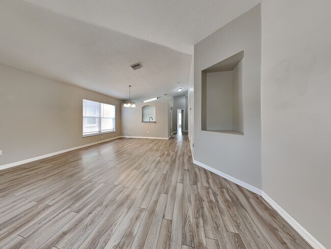 Foto del edificio - 12725 Adventure Dr