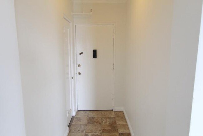 Building Photo - 1 bedroom in Los Angeles CA 90005