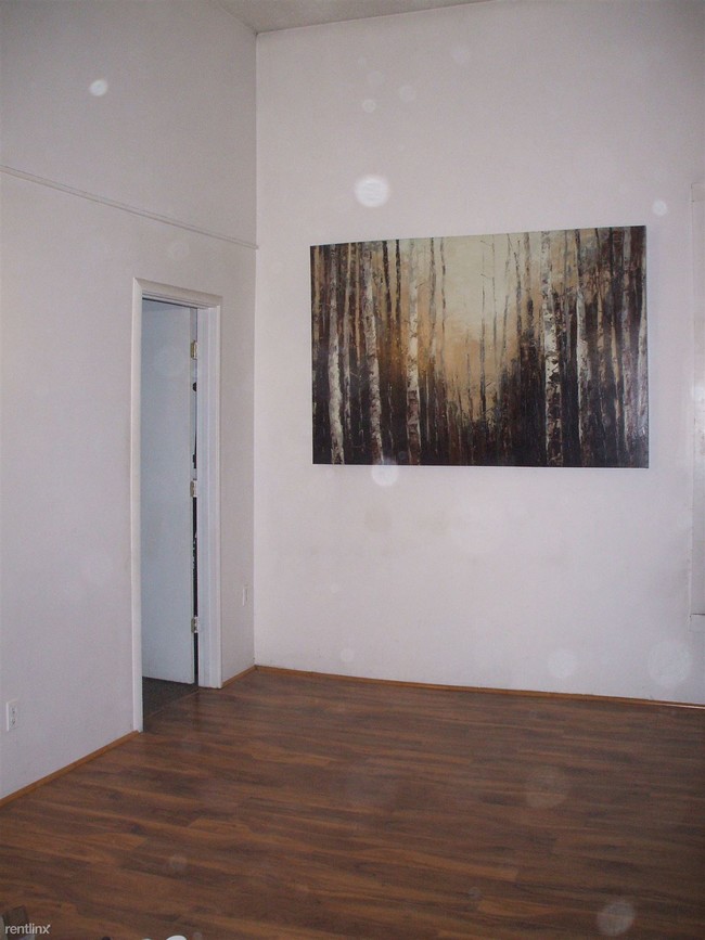 Building Photo - 3 br, 1 bath Apartment - 109 W. 2ND ST.