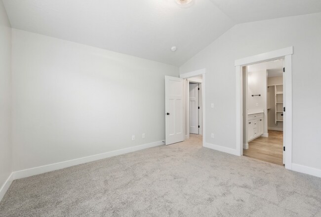 Building Photo - Pet Friendly! End Unit 3-Bedroom Home