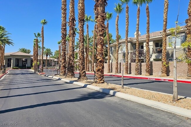 Foto del edificio - 9050 W Warm Springs Rd