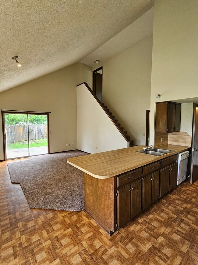 Building Photo - West Norman Duplex Avail NOW!