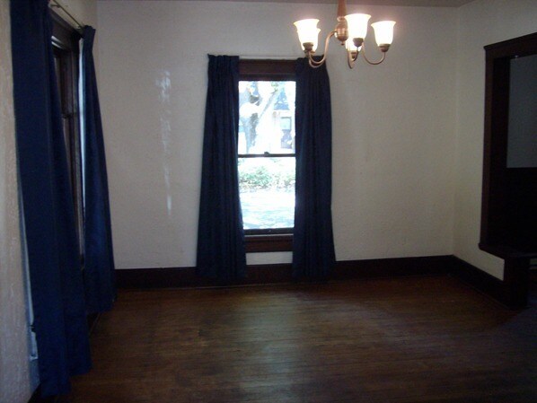 Foto del edificio - Hardwood Floors~ Large, Covered Front Porch