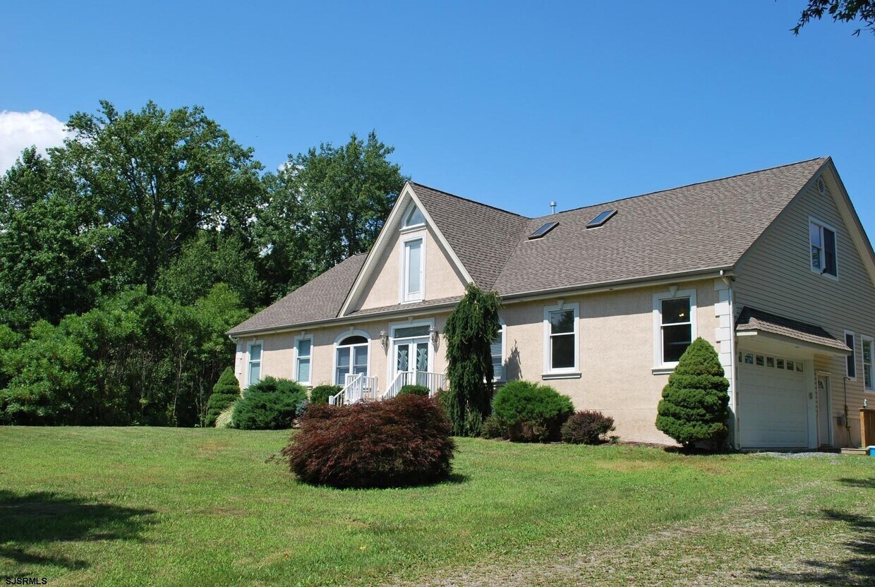 Primary Photo - 76 Somers Ave