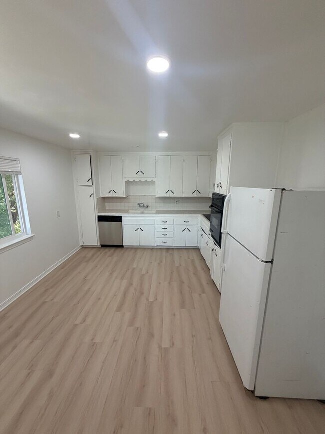 Foto del edificio - 831 Opal Dr