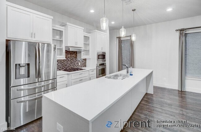 Foto del edificio - 2 br, 2.5 bath Townhome - 3010 Zenia Drive...