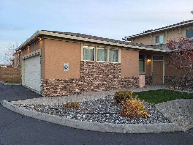 Building Photo - Stunning Condo Overlooking Golf Course and...