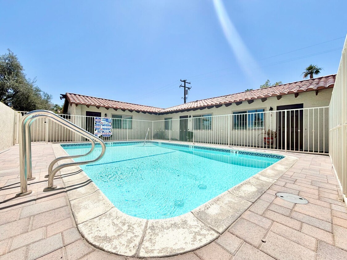 Building Photo - COMING SOON!! 2 Bedroom 1 Bathroom apartment in Palm Springs!