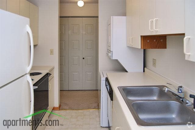 Kitchen - Ponds of Edina