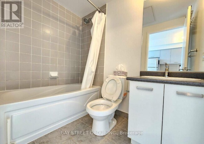 Photo du bâtiment - 832-832 Bay St.
