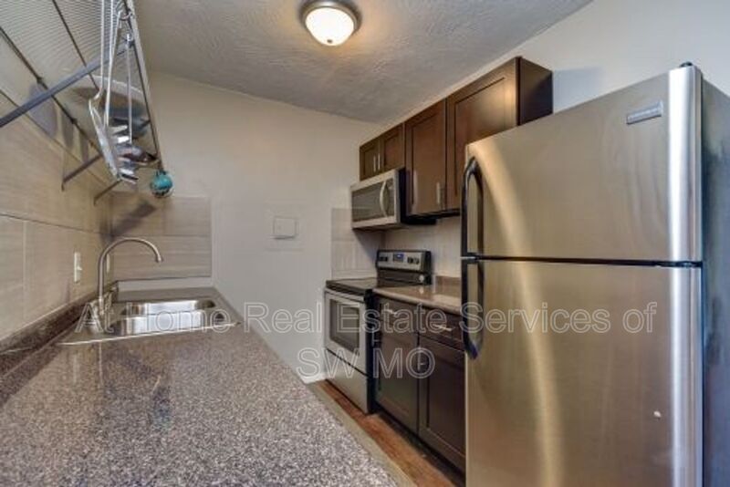 Foto principal - 232 S Florence Ave