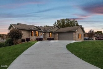 Building Photo - 734 Southview Cir