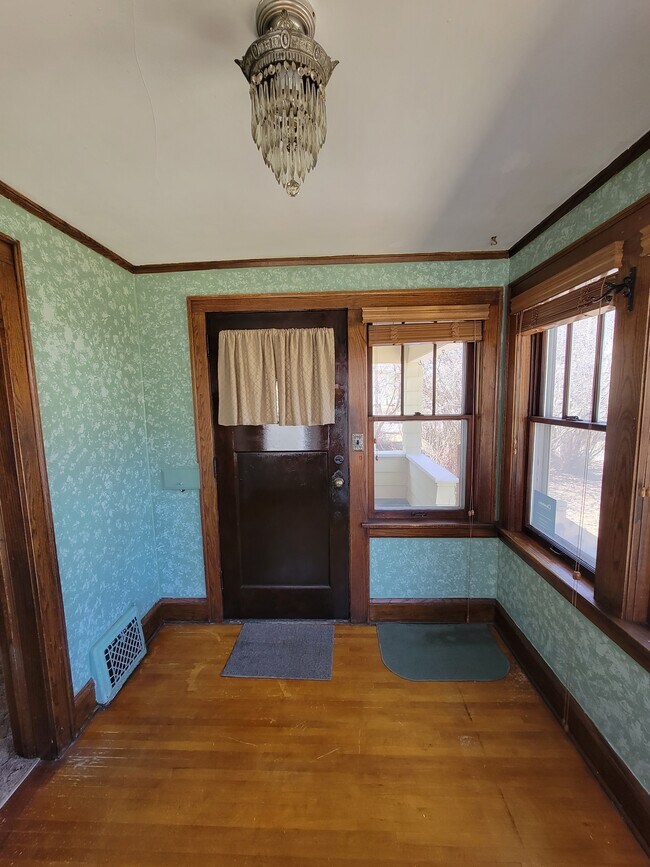 Entry - 4628 W 6th St