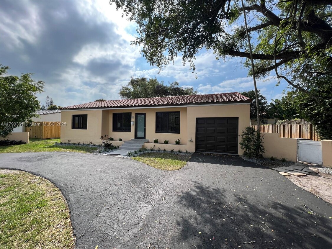 Foto principal - 130 NW 103rd St