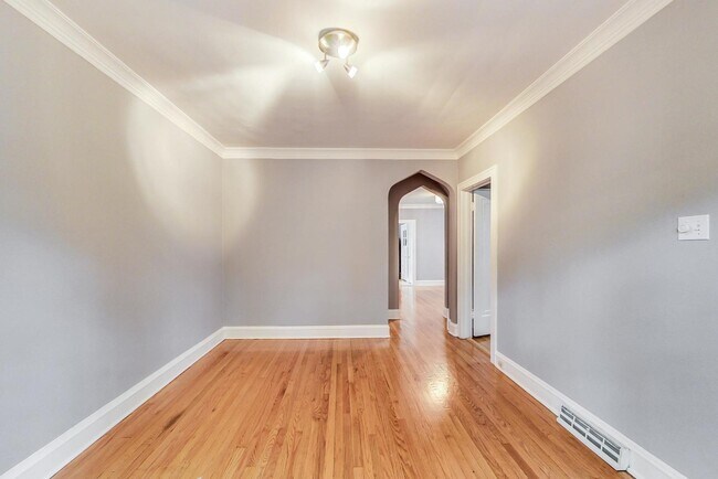 Building Photo - 1521 W Nelson St