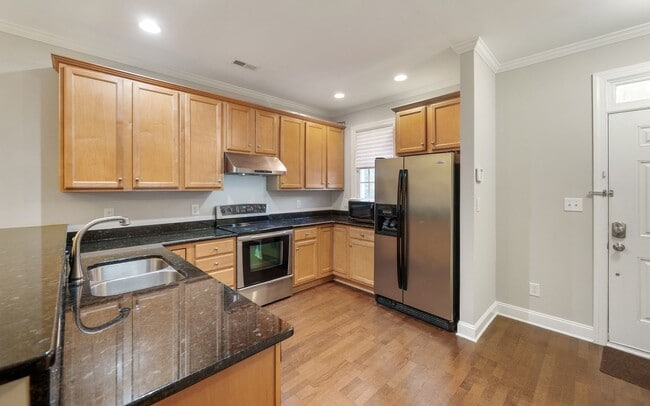 Building Photo - Move-In-Ready 2 Bed 2.5 Ba Townhome In Pic...