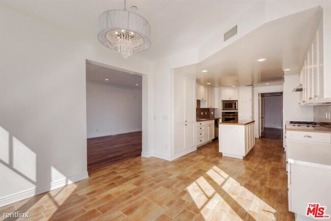 Building Photo - 430 N Oakhurst Dr