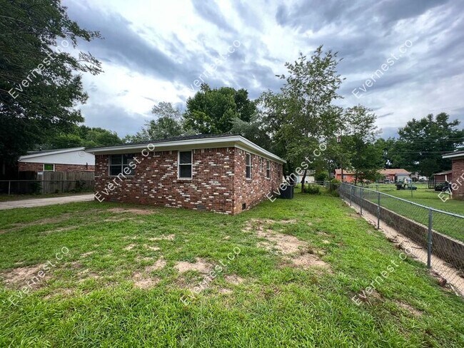 Building Photo - 904 Sorrells Dr