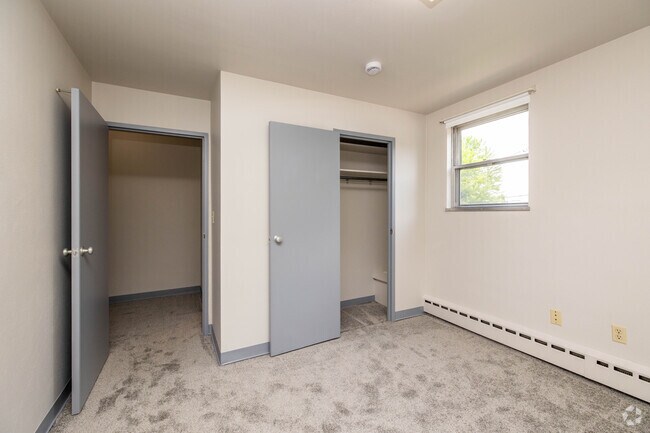 1 habitación, sala de estar - 710 pies cuadrados - Dormitorio principal - Kenwood Manor Apartments