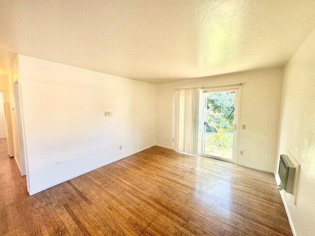 Foto del edificio - This is not a fall rental. Available FEBRU...