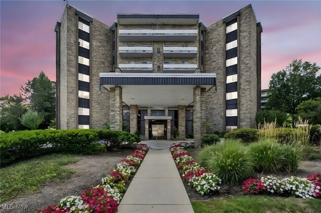 Building Photo - 2202 Acacia Park Dr